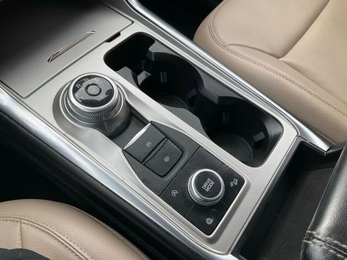 Used 2020 Ford Explorer XLT w/ Equipment Group 202A image 6