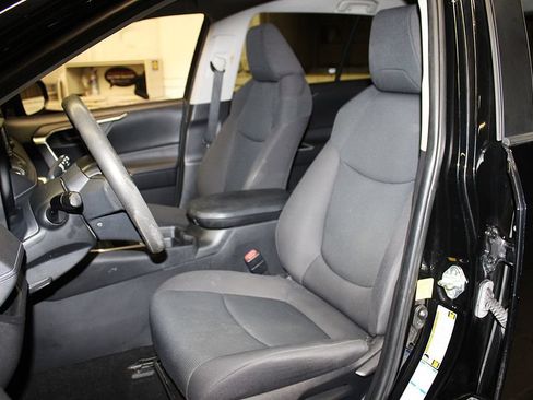 Used 2021 Toyota RAV4 LE AWD/4WD image 25