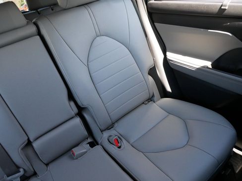 Certified 2026 Toyota Highlander XLE image 14