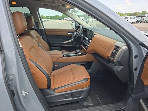Certified 2025 Nissan Pathfinder Platinum w/ Cargo Package FWD image 6