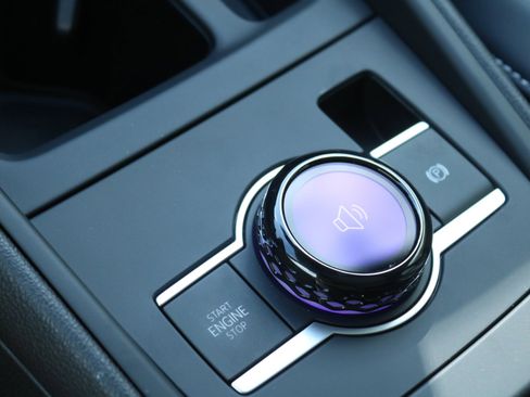 New 2025 Volkswagen Tiguan SE image 23