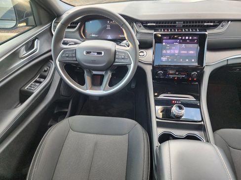 Used 2025 Jeep Grand Cherokee Laredo X image 20