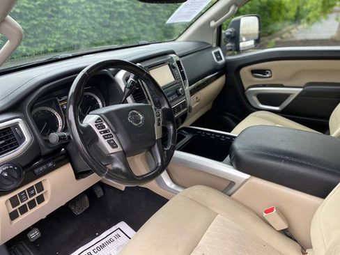 Used 2018 Nissan Titan SV w/ SV Convenience Package image 13