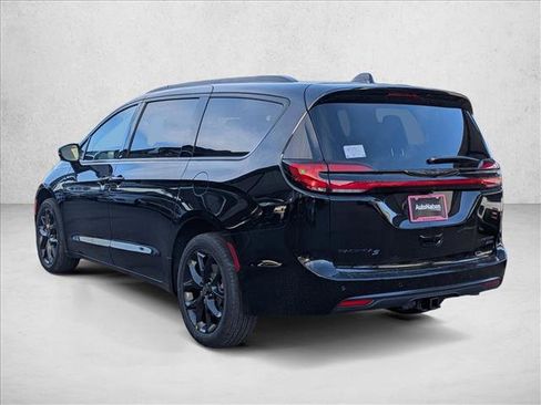 New 2026 Chrysler Pacifica Limited image 8