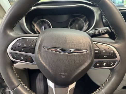 Used 2024 Chrysler Pacifica Touring-L FWD image 21