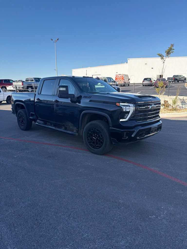 Used 2024 Chevrolet Silverado 2500 LT w/ Midnight Edition AWD/4WD image 4
