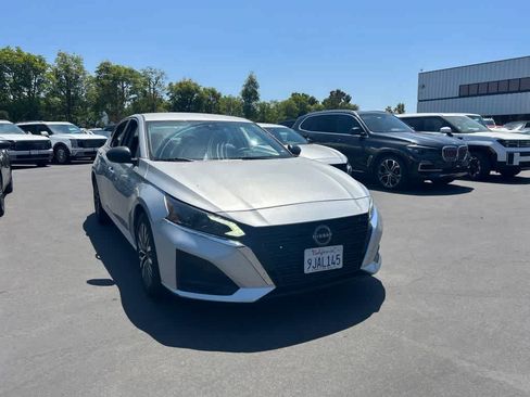 Used 2024 Nissan Altima 2.5 SV FWD image 4