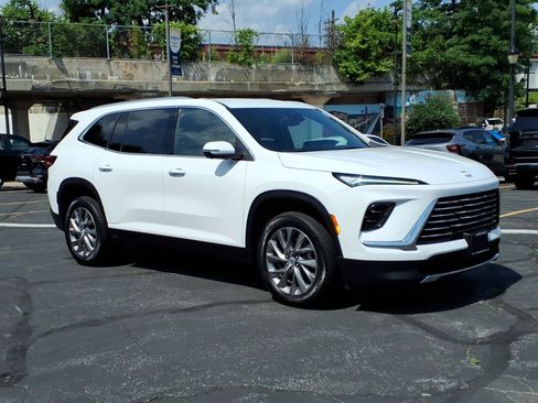 Used 2025 Buick Enclave Preferred AWD/4WD image 1