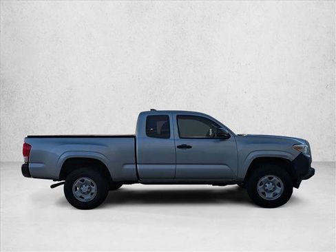 Used 2017 Toyota Tacoma SR image 4