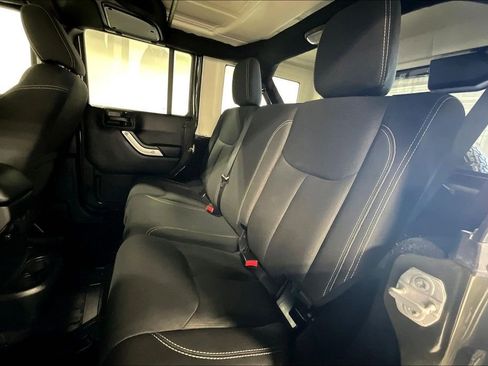 Used 2016 Jeep Wrangler Unlimited Rubicon w/ Connectivity Group image 34