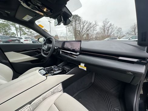 Certified 2025 BMW 530i image 34