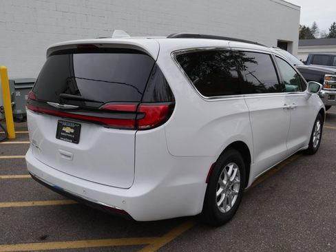 Used 2022 Chrysler Pacifica Touring-L image 7