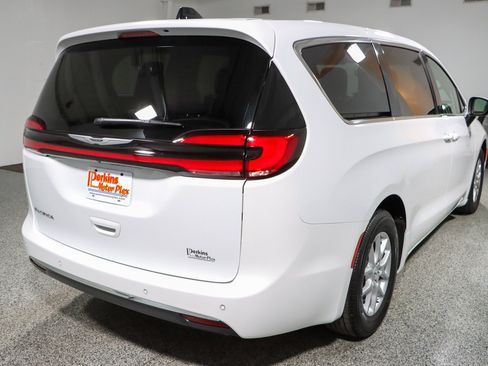 Used 2023 Chrysler Pacifica Touring-L FWD image 7