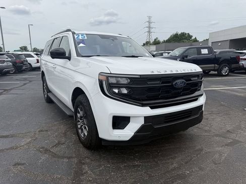 Used 2025 Ford Expedition Active RWD image 4