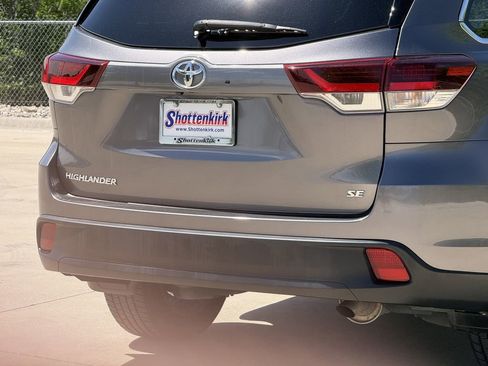 Used 2019 Toyota Highlander SE image 6