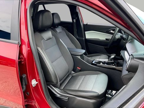 Used 2024 Chevrolet Trax LT FWD image 8