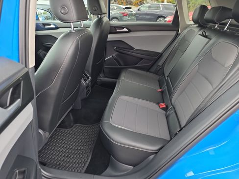 Used 2022 Volkswagen Taos SE w/ Panoramic Sunroof Package image 16