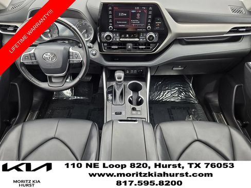 Used 2022 Toyota Highlander XLE FWD image 3