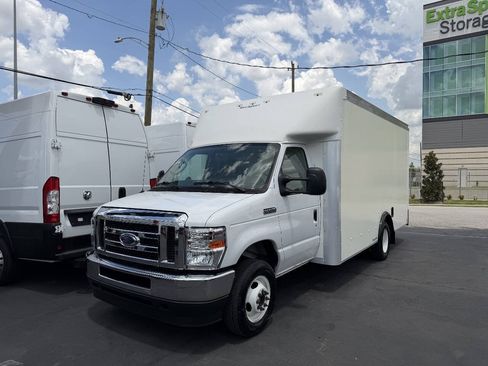 Used 2022 Ford E-450 and Econoline 450 Super Duty w/ Power Windows & Locks Group RWD image 2
