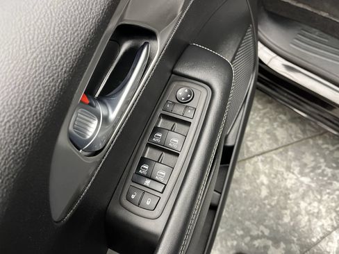 Used 2025 Chrysler Pacifica Select FWD image 8