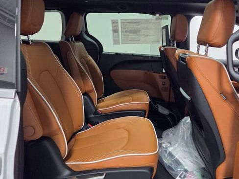 New 2026 Chrysler Pacifica Pinnacle image 17