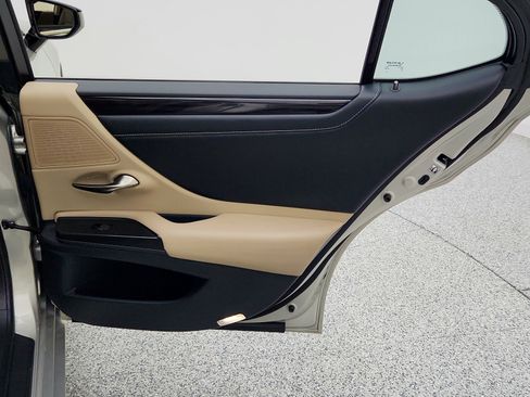 Used 2019 Lexus ES 300h w/ Accessory Package 2 FWD image 33