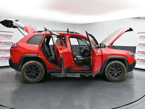 Used 2019 Jeep Cherokee Trailhawk w/ Cold Weather Group image 27