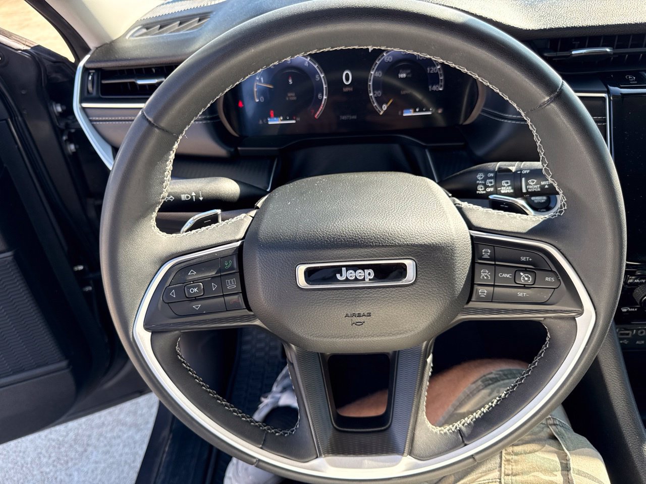 Used 2023 Jeep Grand Cherokee Laredo AWD/4WD image 21