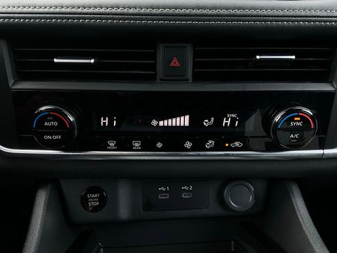 Used 2025 Nissan Rogue SV image 27