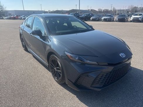 Used 2025 Toyota Camry SE image 7