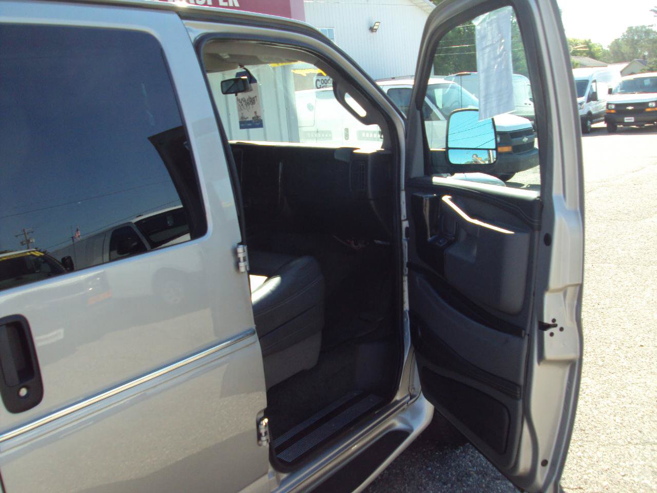 Used 2023 Chevrolet Express 2500 Extended RWD image 17