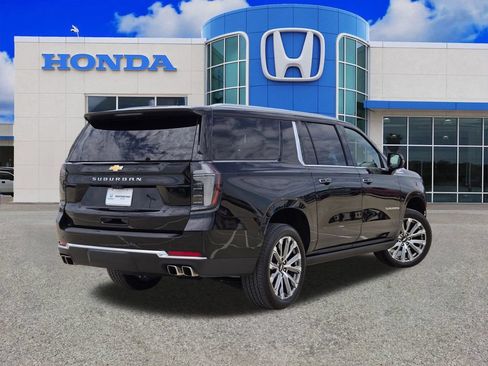 Used 2025 Chevrolet Suburban High Country AWD/4WD image 3