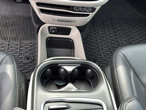 Certified 2024 Chrysler Pacifica Touring-L AWD/4WD image 23