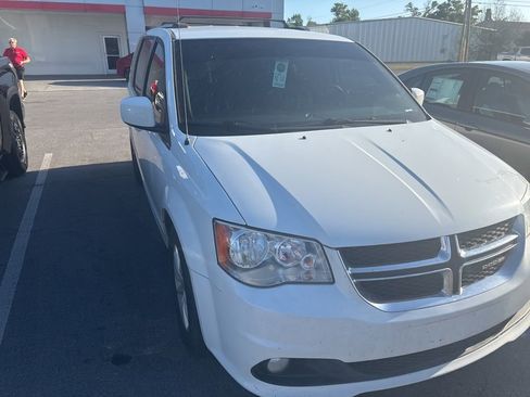 Used 2018 Dodge Grand Caravan SXT w/ Driver Convenience Group image 11
