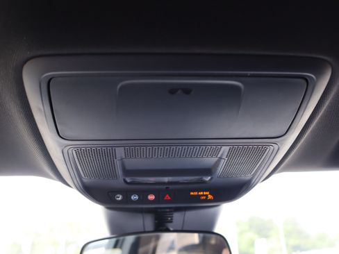 Used 2025 Chevrolet Traverse LT FWD image 28