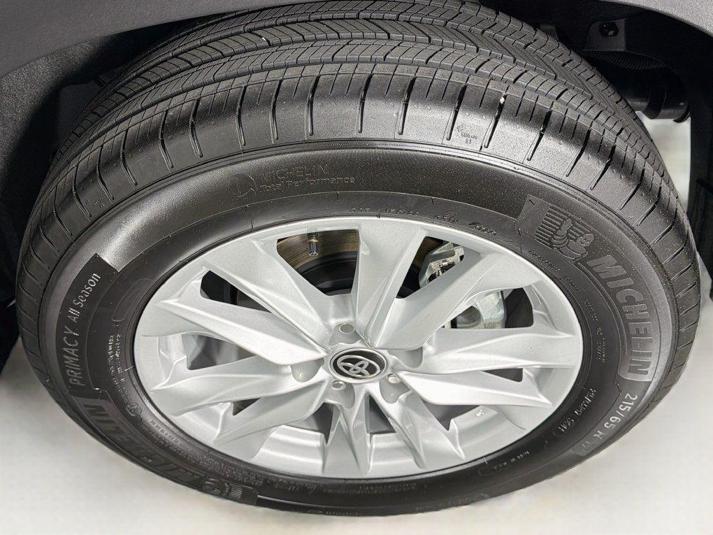 Used 2026 Toyota Corolla Cross LE FWD image 32