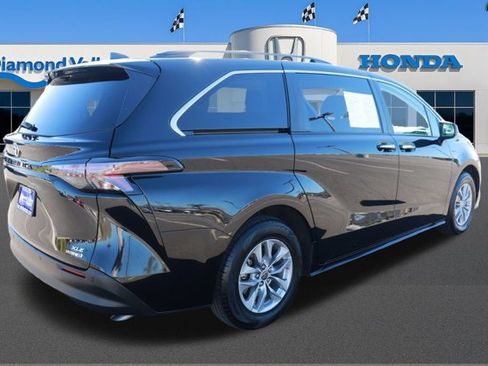 Used 2023 Toyota Sienna XLE image 7