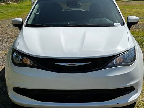 Used 2023 Chrysler Voyager LX FWD image 5