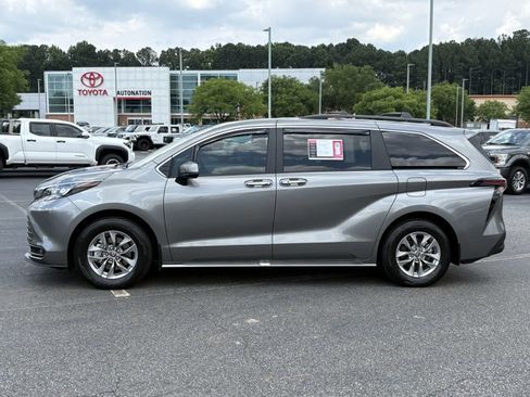 Used 2026 Toyota Sienna XLE FWD image 9