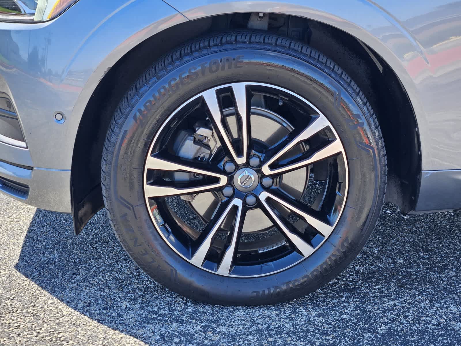 Used 2018 Volvo XC60 T5 Momentum w/ Vision Package AWD/4WD image 9
