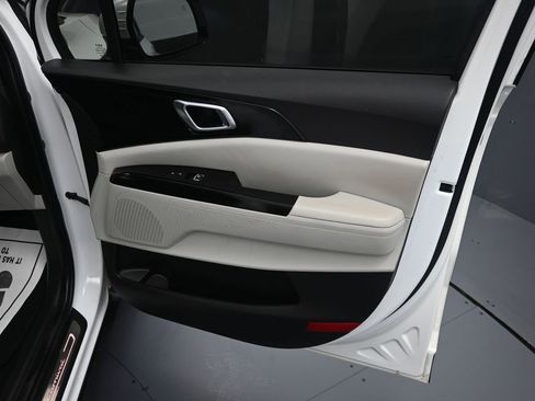 Used 2024 Kia Carnival EX image 38