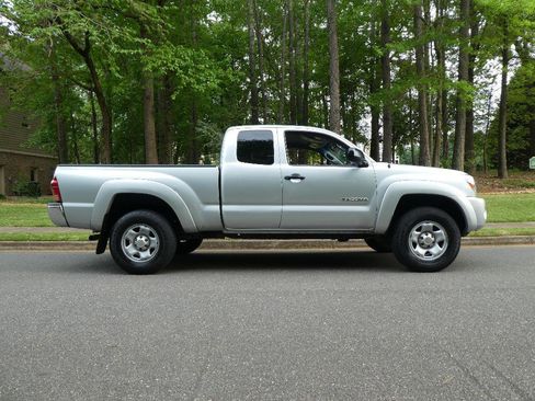 Used 2005 Toyota Tacoma PreRunner image 2