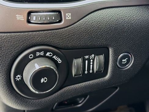 Used 2019 Jeep Cherokee Limited image 12