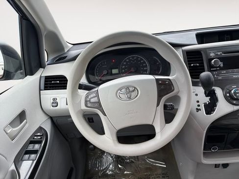 Used 2013 Toyota Sienna LE w/ Preferred Accessory Pkg FWD image 12