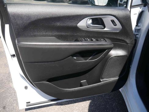 Certified 2024 Chrysler Pacifica Limited FWD image 25