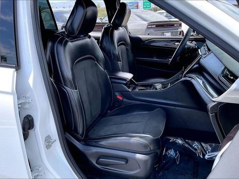 Used 2023 Jeep Grand Cherokee L Laredo image 6