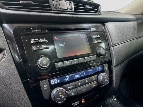 Used 2017 Nissan Rogue SV AWD/4WD image 16