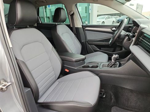 Certified 2025 Volkswagen Jetta SE image 15