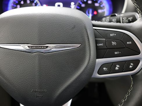 Used 2024 Chrysler Pacifica Touring-L FWD image 27