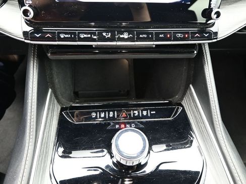 Used 2024 Jeep Wagoneer Series II w/ Flexible Seating Group RWD image 16
